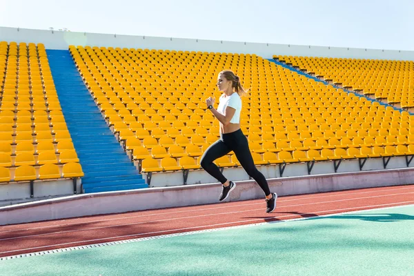 Mujer de fitness corriendo en el estadio —  Fotos de Stock