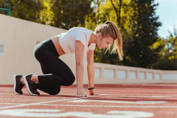 Mulher em posição inicial para correr — Fotografia de Stock