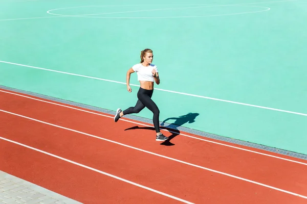 Corredor femenino corriendo en el estadio —  Fotos de Stock