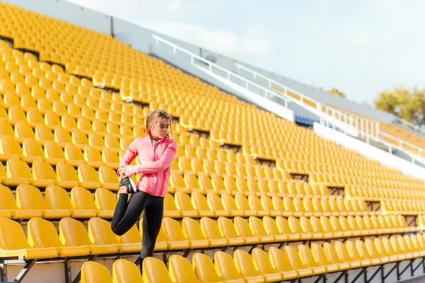 Sport vrouw warming-up oefeningen aan het doen — Stockfoto