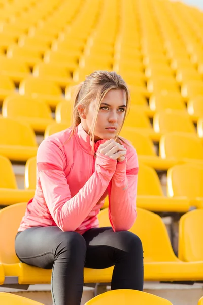 Sport vrouw rusten stadium — Stockfoto