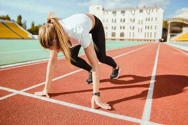 Mujer esperando la señal de salida para correr —  Fotos de Stock