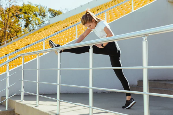Sportovní žena protahování nohou — Stock fotografie