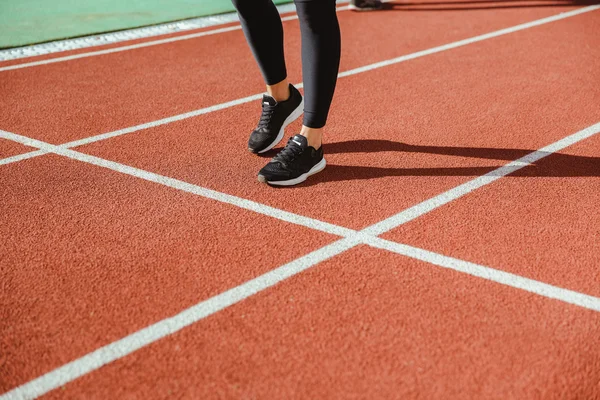 Vrouwelijke atleet benen stadium — Stockfoto