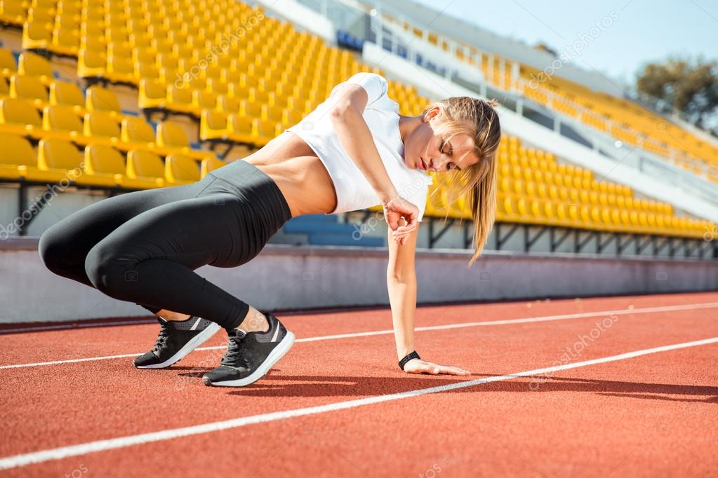 en ropa deportiva fotos de stock, Mujer ropa deportiva sin royalties | Depositphotos