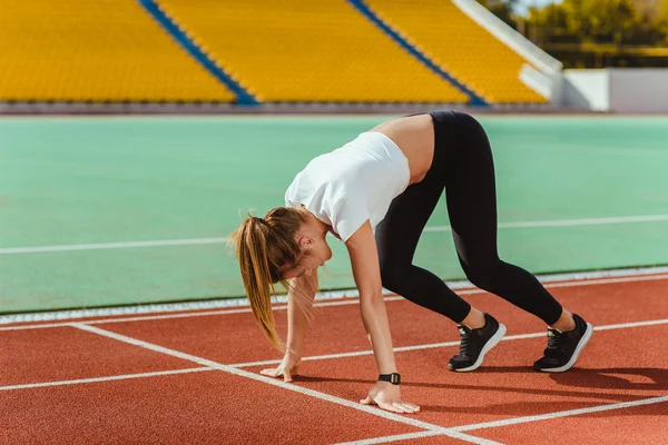 Vrouwelijke atleet in beginpositie — Stockfoto