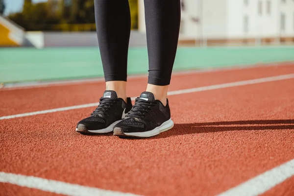 Vrouwelijke atleet benen stadium — Stockfoto