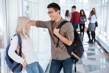 Öğrenciler üniversite koridorda konuşmak