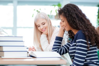 Kadınlar birlikte ödev