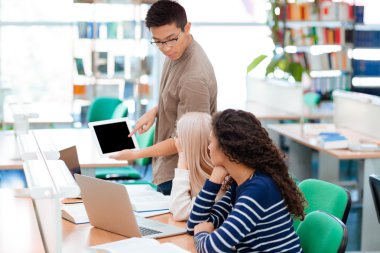 Öğrenci bir şey onun sınıf arkadaşları için tablet bilgisayarda gösterme