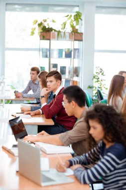 Üniversite kitaplığında okuyan öğrenciler