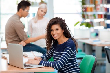 Afro Amerikalı kadın masada eğitim