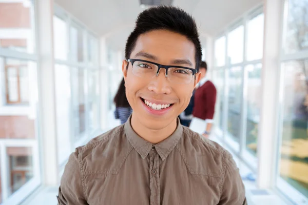 Retrato de un universitario sonriente — Foto de Stock