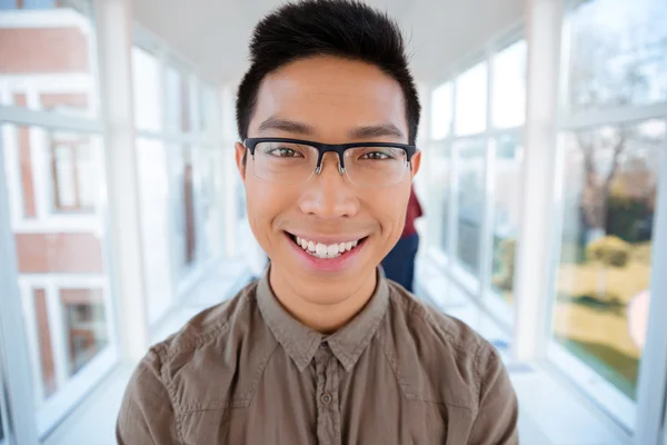 Happy manlig student står i Universitetshuset — Stockfoto