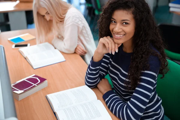 女子学生が大学で読書 — ストック写真