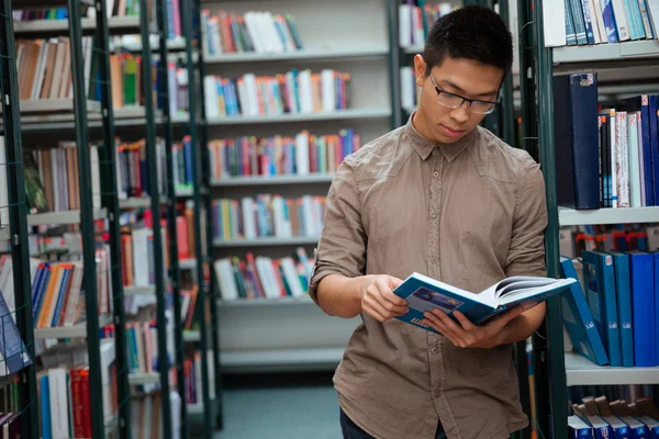 Man reading book in library — Stock Photo, Image