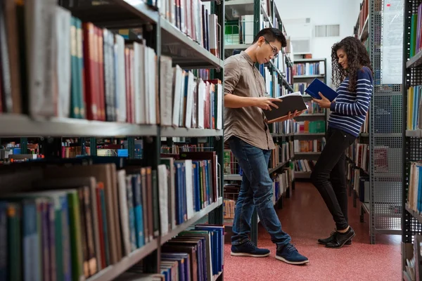 Studenti čtení knih v knihovně — Stock fotografie