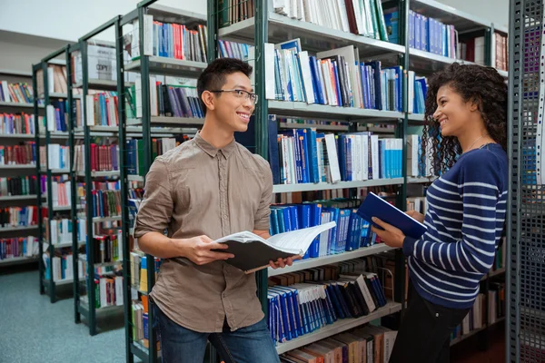 Students speaking in library — Stock Photo, Image