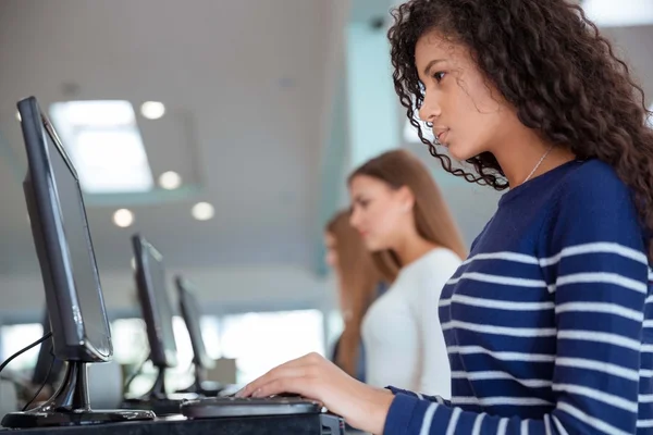 Estudantes usando computadores na universidade — Fotografia de Stock