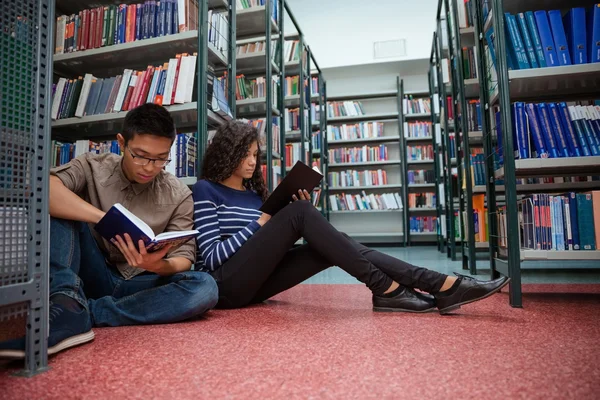 Students sitting on the floor and reading books — Stock Photo, Image