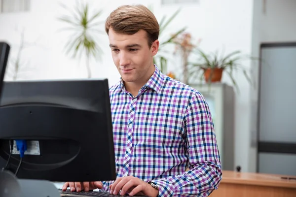 Mahasiswa laki-laki menggunakan komputer di universitas — Stok Foto