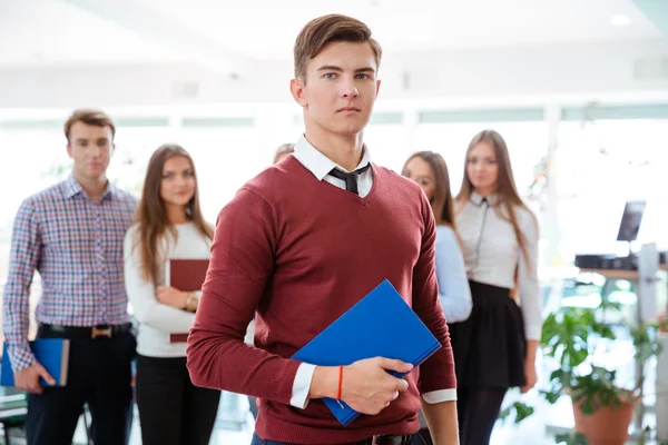 Beau étudiant masculin debout dans la salle de classe — Photo