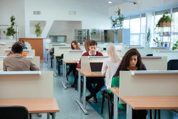 Estudantes que estudam na biblioteca — Fotografia de Stock