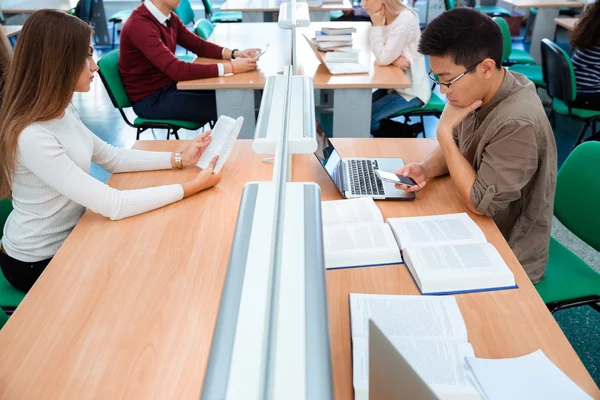 Studenten die in de bibliotheek studeren — Stockfoto