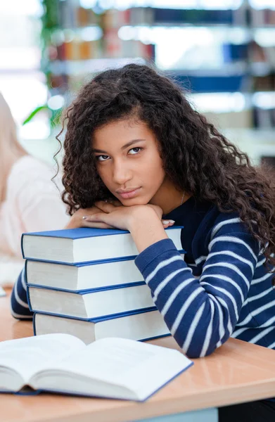 Mulher sentada à mesa com livros — Fotografia de Stock