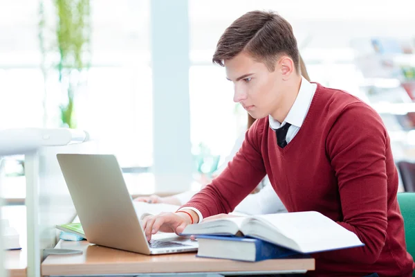 Junge studiert — Stockfoto