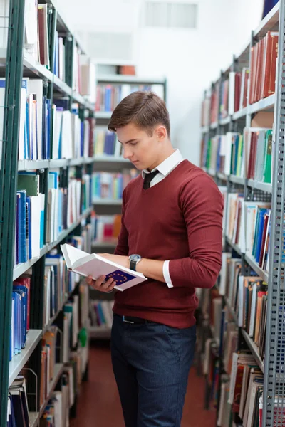 Mężczyzna czytania książki w bibliotece Uniwersytetu — Zdjęcie stockowe