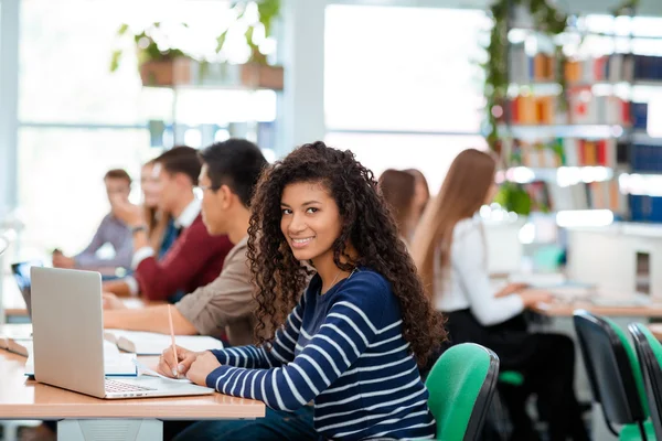 Estudantes que estudam na biblioteca universitária — Fotografia de Stock