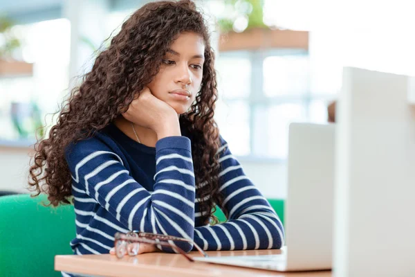 Estudante assistindo algo no computador portátil — Fotografia de Stock