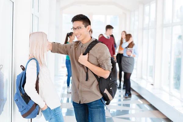 Hombre y mujer hablando en el salón de la universidad —  Fotos de Stock