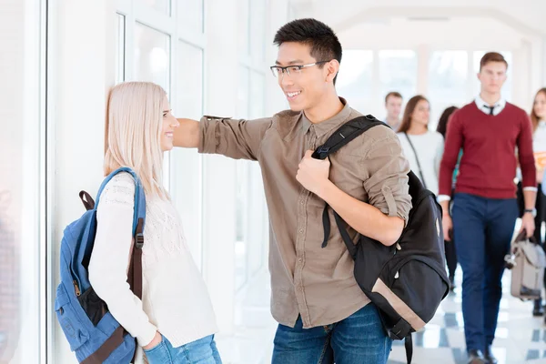 学生在大学礼堂说话 — 图库照片