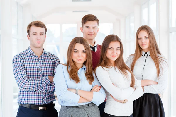 Gruppo di studenti che soggiornano nella hall — Foto Stock