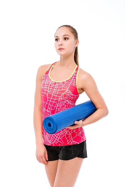 Unga idrottskvinna med yogamatta — Stockfoto
