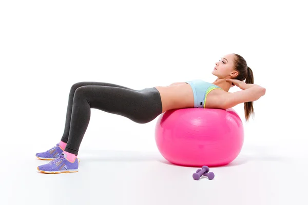 Mujer deportiva haciendo ejercicios en la pelota de fitness —  Fotos de Stock