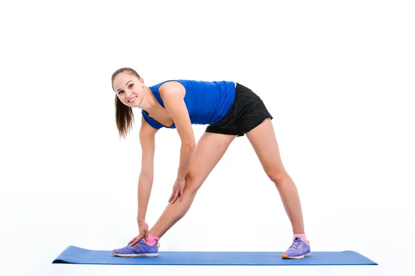 Vrouw doet stretching oefeningen — Stockfoto