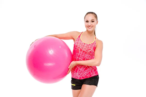 Joven deportista sosteniendo fitball — Foto de Stock