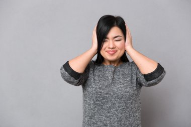 Kulaklarını kapatan kadın