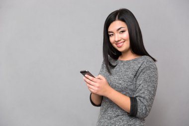 Akıllı telefon kullanan mutlu kadın.