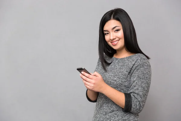 Mujer feliz usando smartphone — Foto de Stock