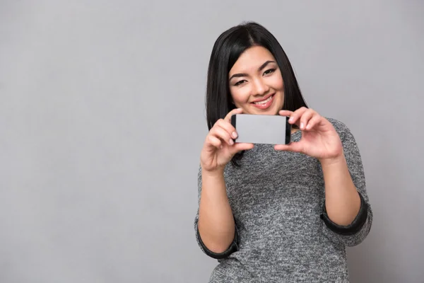 Chica asiática tomando fotos usando el teléfono celular — Foto de Stock