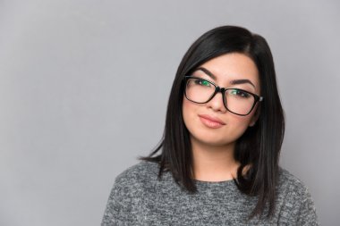 Kameraya bakarak gözlük güzel kadın