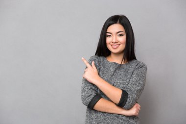 Mutlu kadın işaret parmağı uzakta