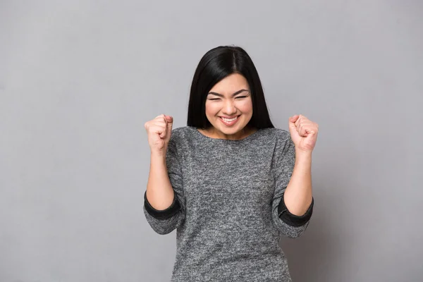 幸福的女人，庆祝他的成功 — 图库照片