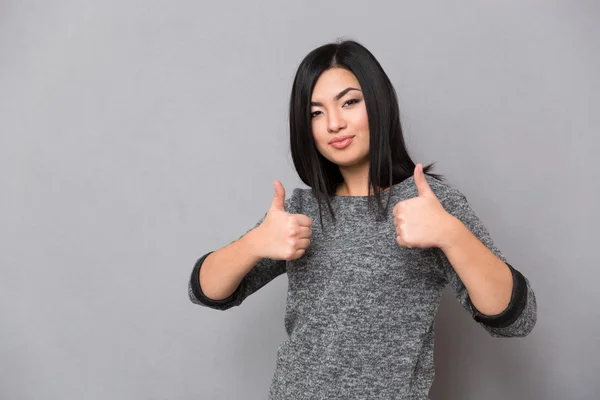 Menina asiática dando polegares para cima — Fotografia de Stock