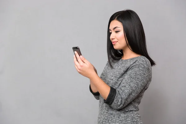 Asiática chica usando celular — Foto de Stock