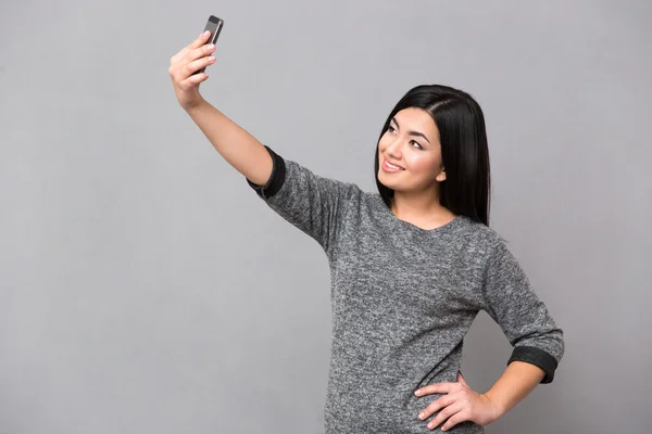 Vrouw maken selfie foto op smartphone — Stockfoto